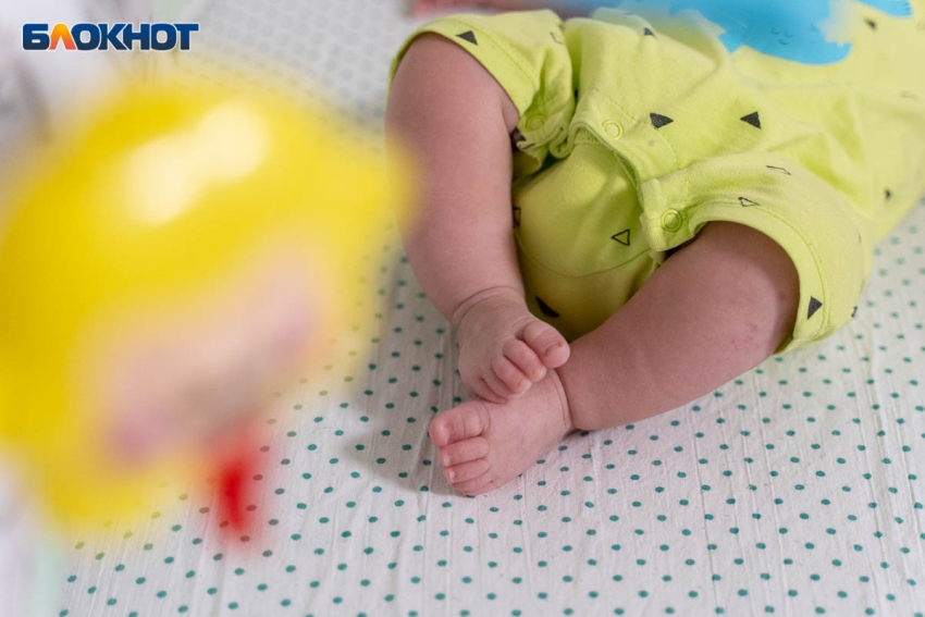 В Волжском 4-летняя девочка выпала из окна пятого этажа