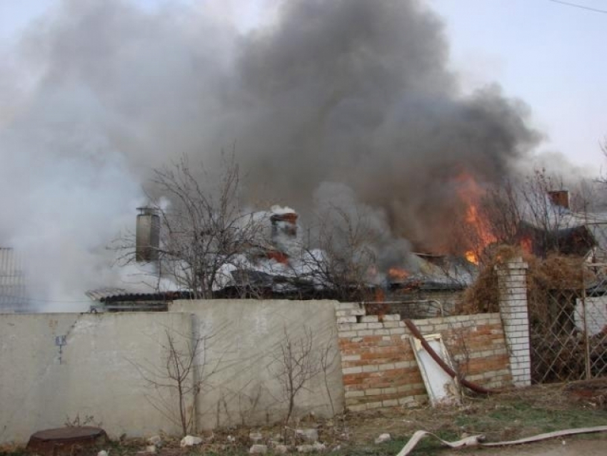 В Волжском неизвестные сожгли частный дом