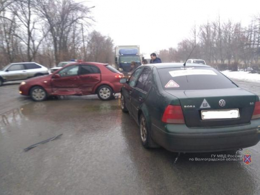 Водитель легковушки попал в больницу после ДТП в Волжском