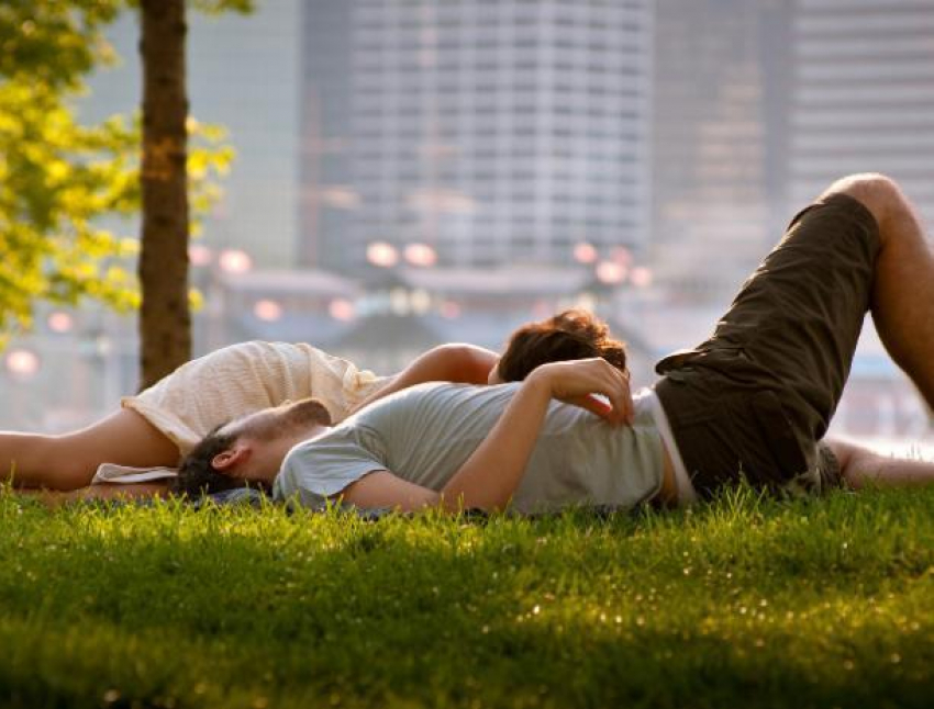 День поцелуя заставит выбраться на пляж