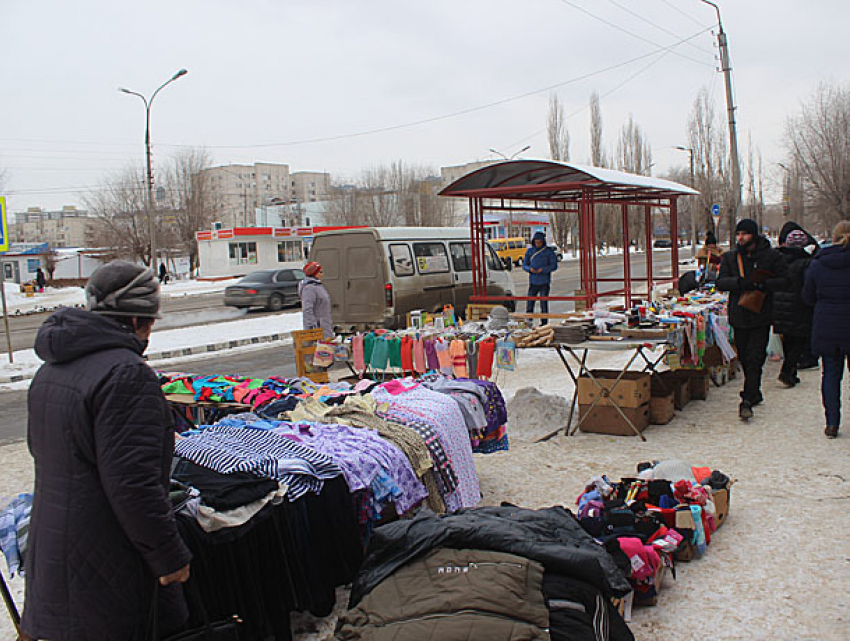 В Волжском убрали стихийные рынки на бульваре Профсоюзов и улице Мира