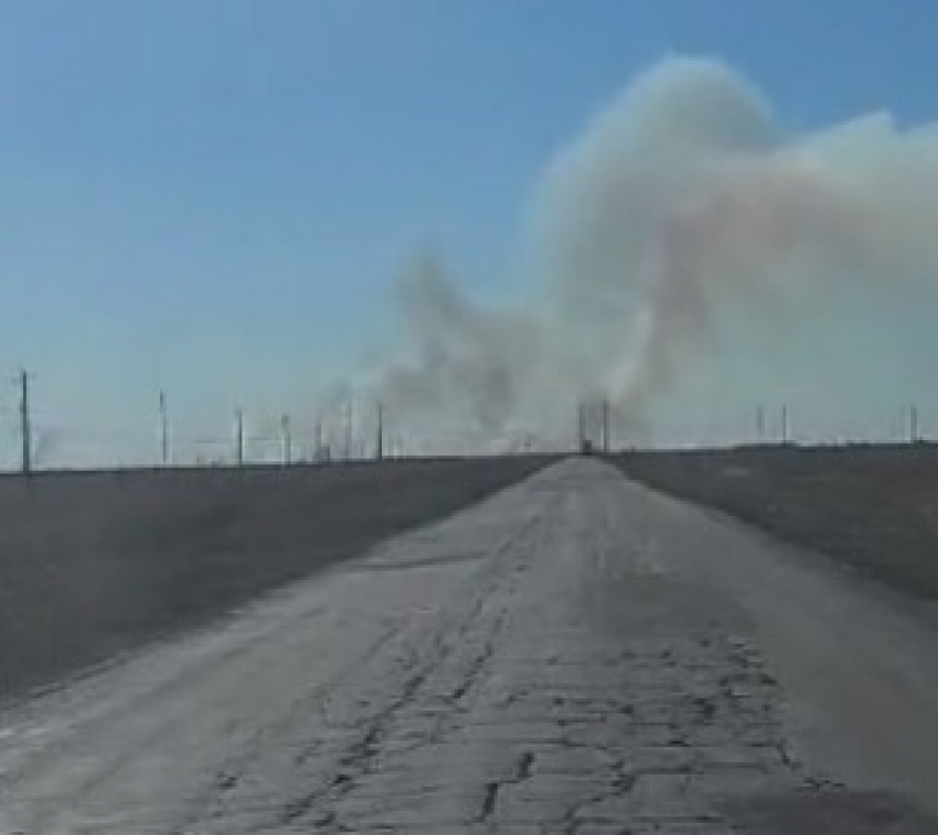 Под Волжским на видео сняли пожар у ленинского элеватора