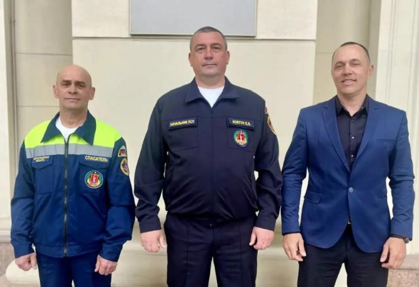 Волжские спасатели, вытащившие тонущего школьника из ледяной воды, отмечены государственными наградами