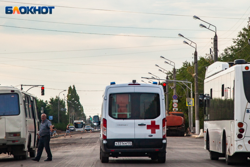 Женщину сбила иномарка при развороте на пешеходном переходе в Волжском