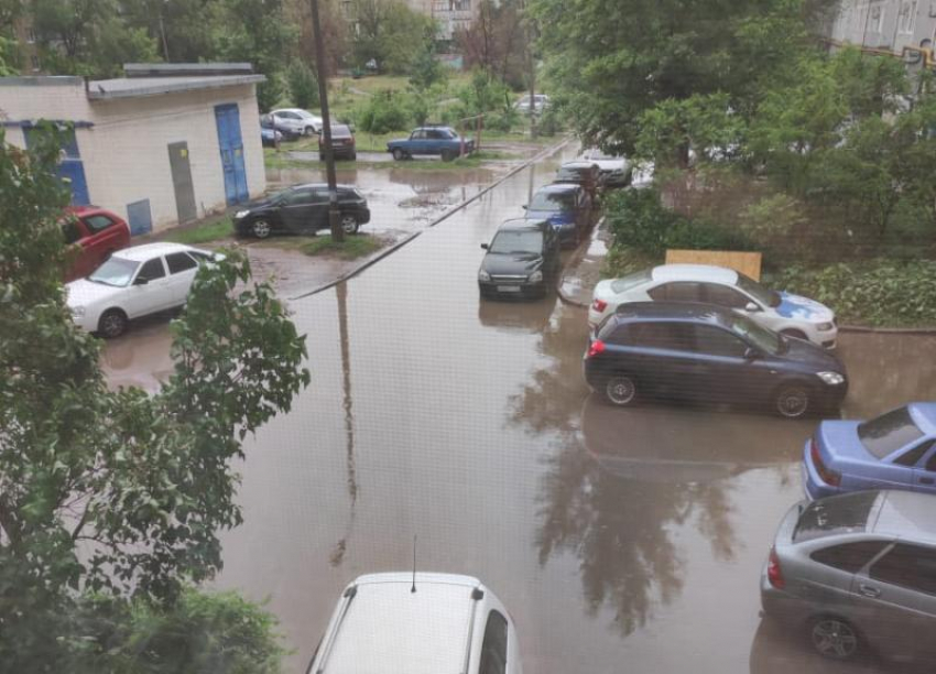 О последствиях проливного дождя рассказали жители Волжского