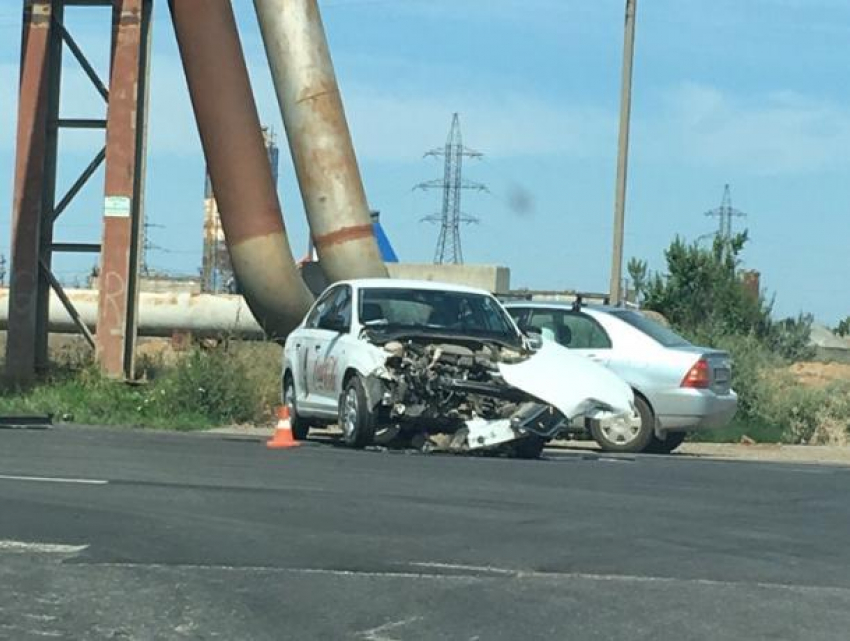 33-летняя автоледи пострадала в аварии на перекрестке в Волжском