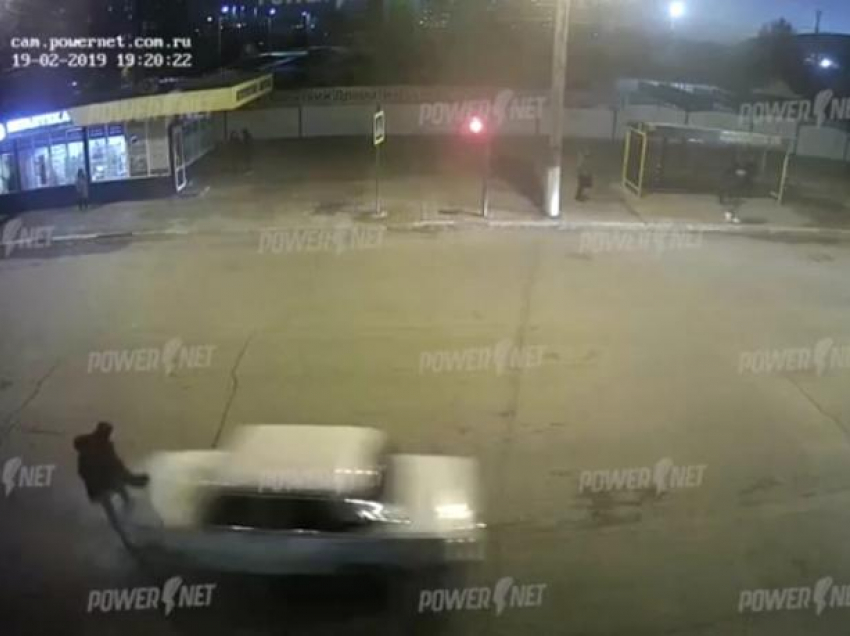 На видео автомобиль сбил пешехода в Волжском