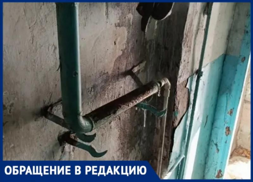 В Волжском дом на Пушкина страдает от постоянной протечки: видео