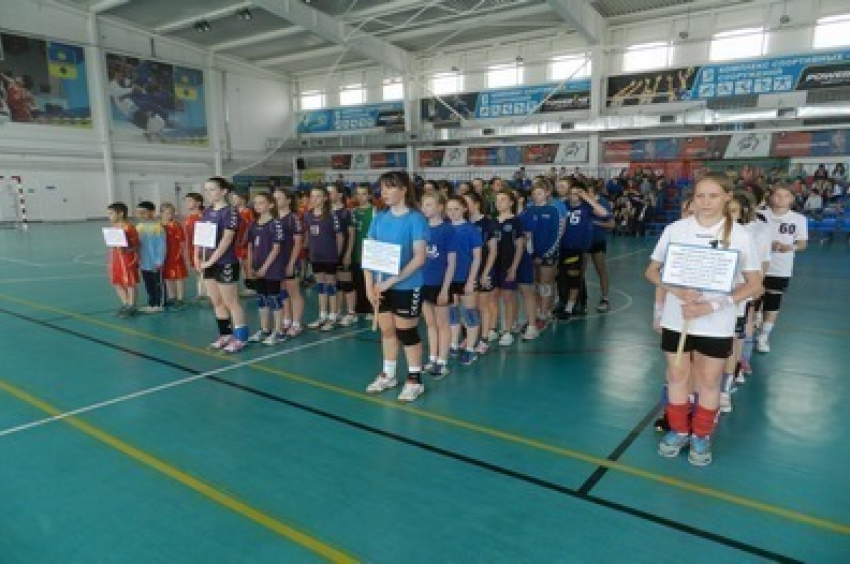 Олимпийский комитет России прибыл в Волжский поздравить юных гандболистов 