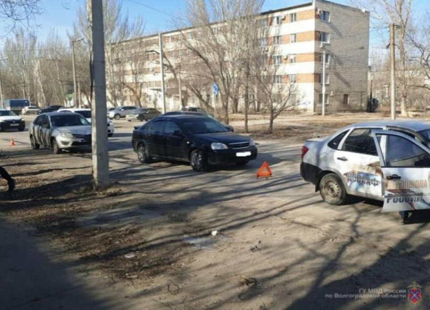 Водитель Lada не выдержал дистанцию: в Волжском произошло тройное ДТП