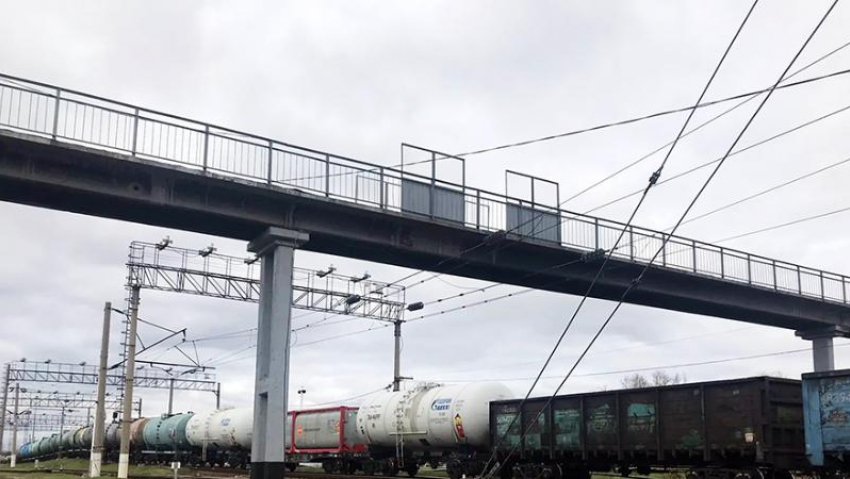 В Волжском завершили ремонт пешеходного моста через железную дорогу