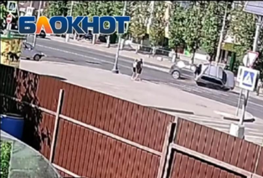Водителя спасли очевидцы: эксклюзивное видео и подробности аварии с опрокинутой машиной в Волжском