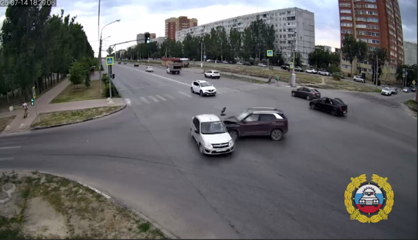 4-летняя девочка в больнице после столкновения двух авто в Волжском