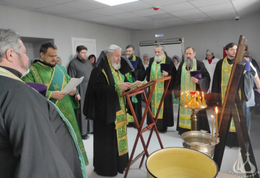  В Волжском священники окропили помещения горбольницы №1 святой водой