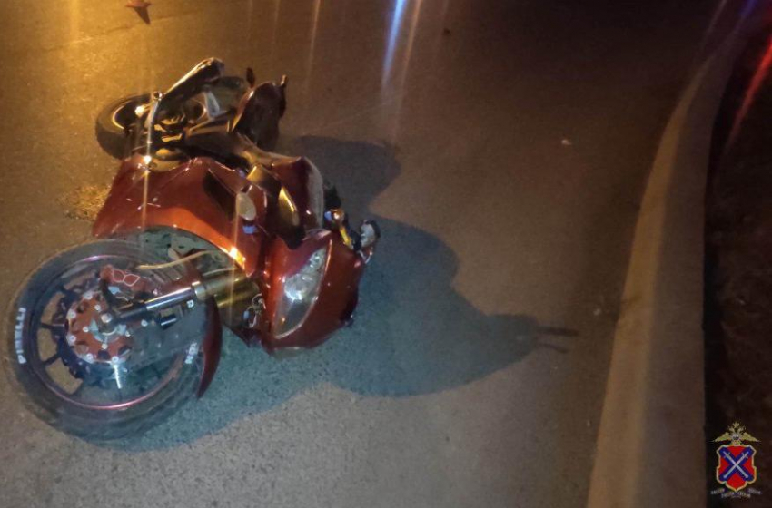 Мотоциклист разбился о бордюр в Волжском