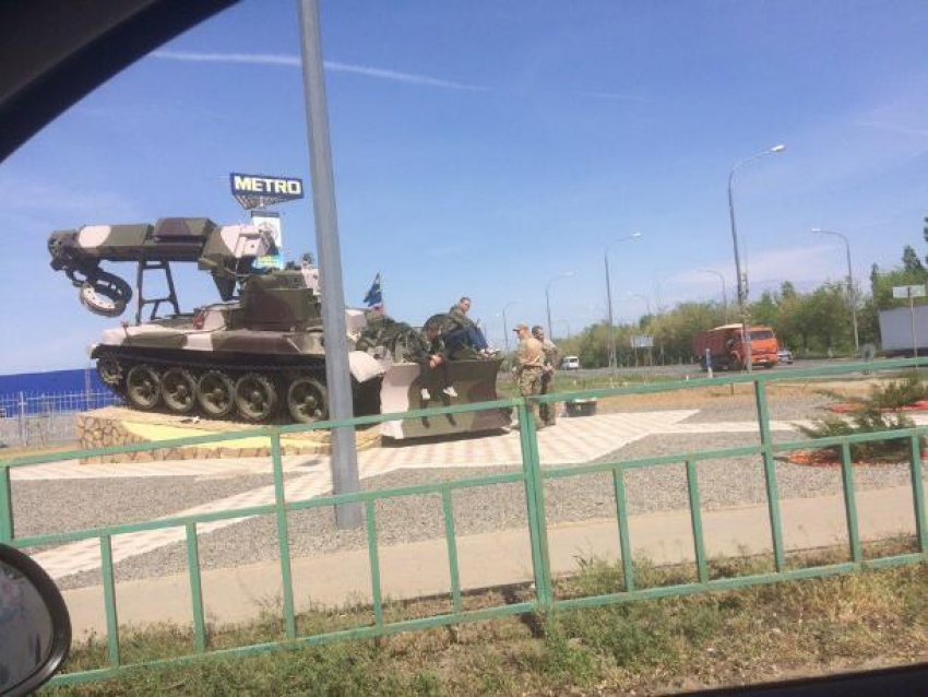 Солдаты Волжского украшают памятник инженерным войскам