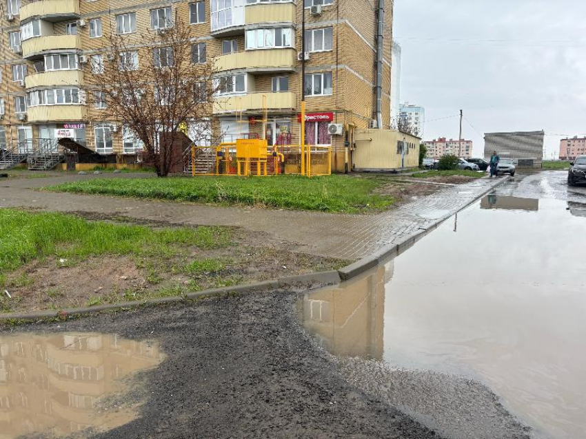 «Лодку можно доставать»: яма между домами в Волжском снова разрастается