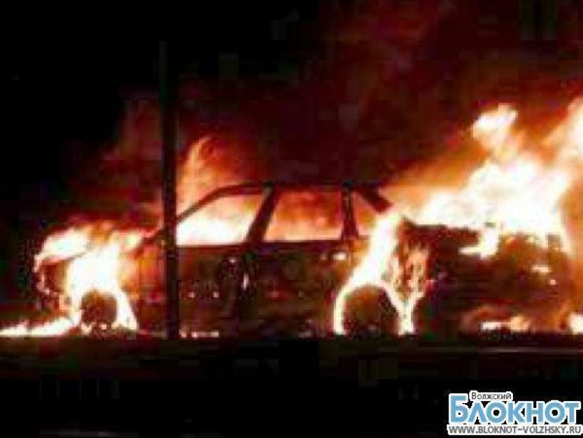 В Волжском ночью подожгли иномарку