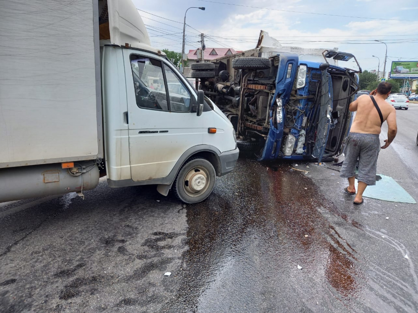 Грузовик снес 3 авто: стала известна причина массового ДТП в Волгограде