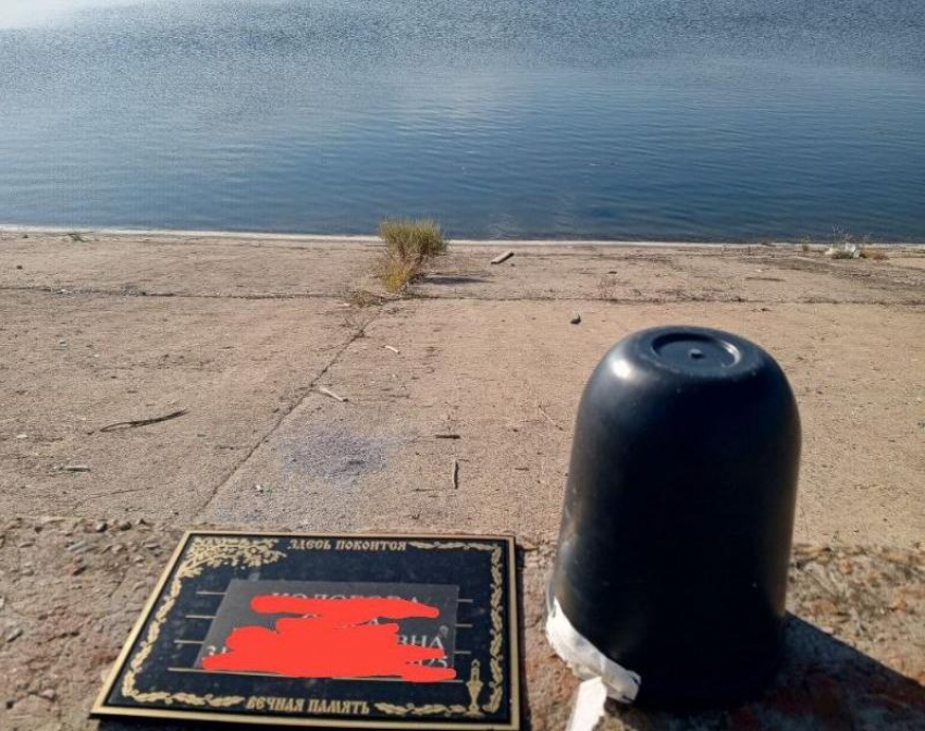 В Волжском развеяли прах умершего над рекой и бросили рядом урну