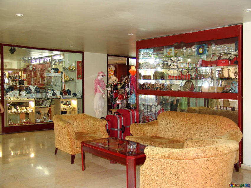 Волжанин повел избитую мать оформлять кредит на ювелирку