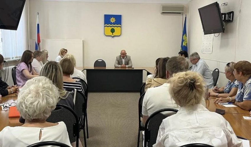 В Волжском обсудили готовность школ к новому учебному году