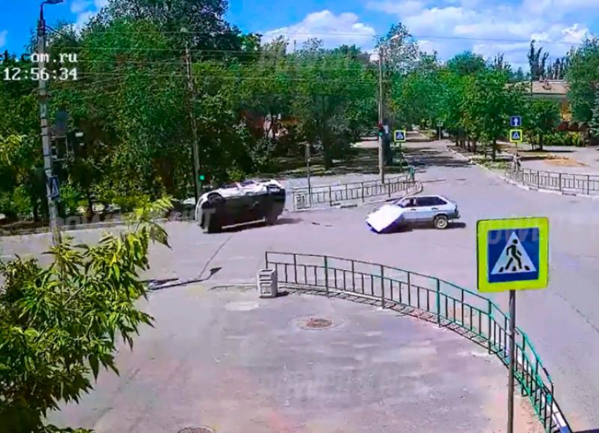 Два человека в больнице: видео и подробности аварии в Волжском