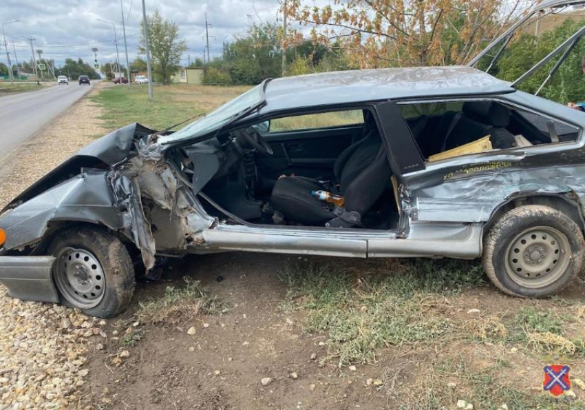 Автомобиль при столкновении вмяло в опору ЛЭП в Средней Ахтубе