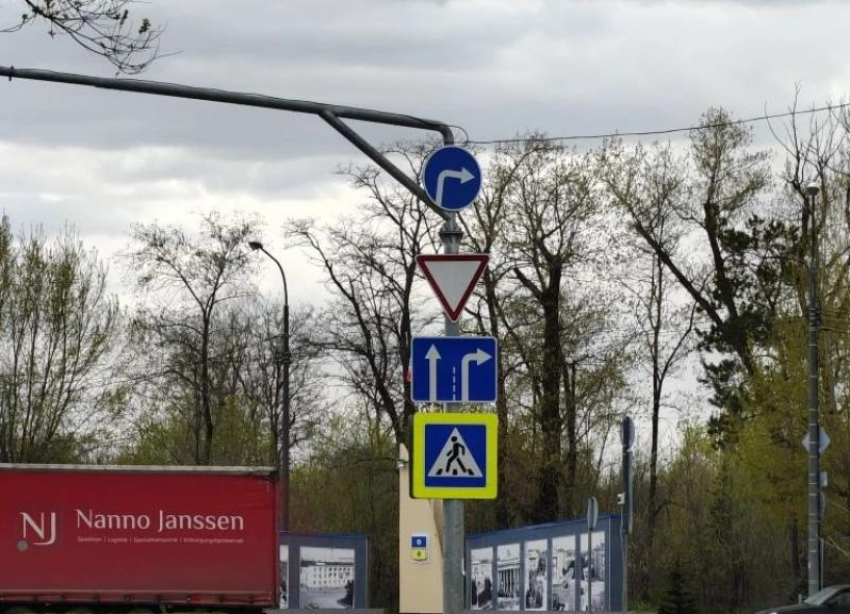 На въезде в Волжский дорожные знаки запутали водителей