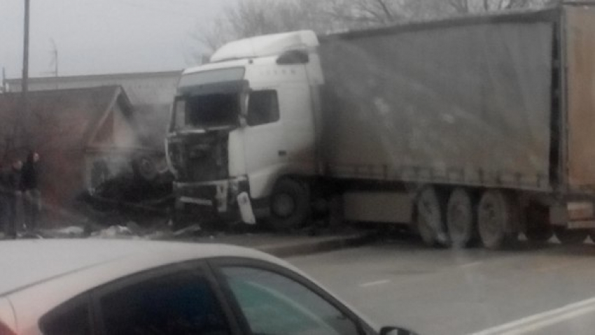 На юге Волгограда грузовик протаранил маршрутку: 9 человек в тяжелом состоянии
