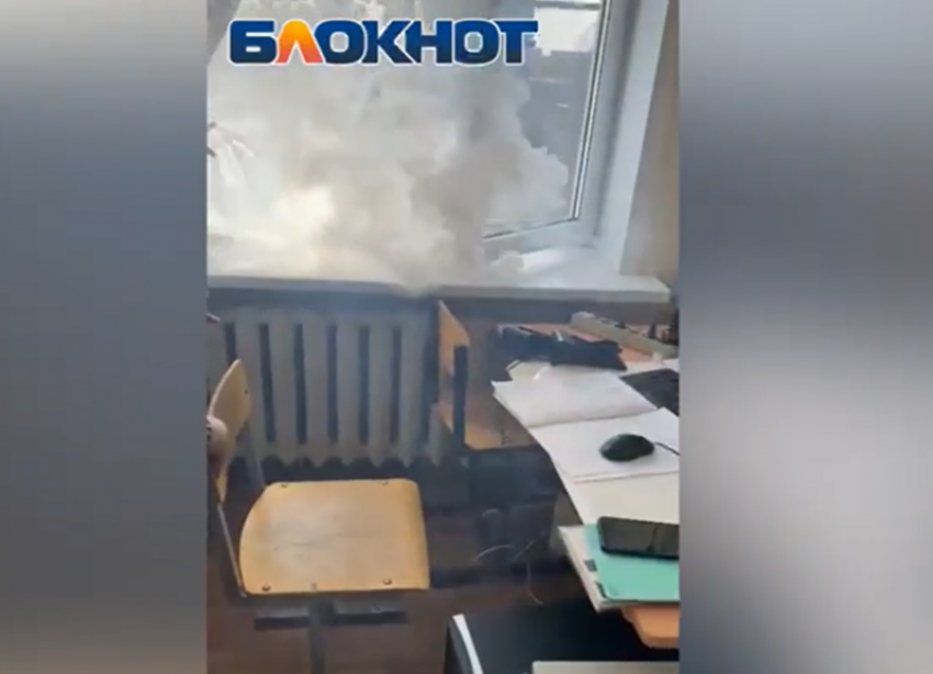 В Волжском смартфон загорелся в руках школьника: ВИДЕО
