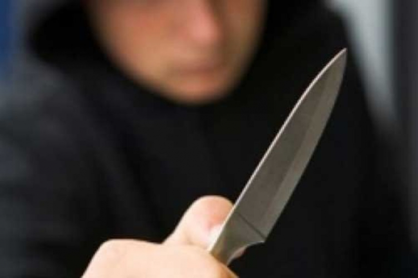 На юге Волгограда рецидивист с ножом ограбил подростка