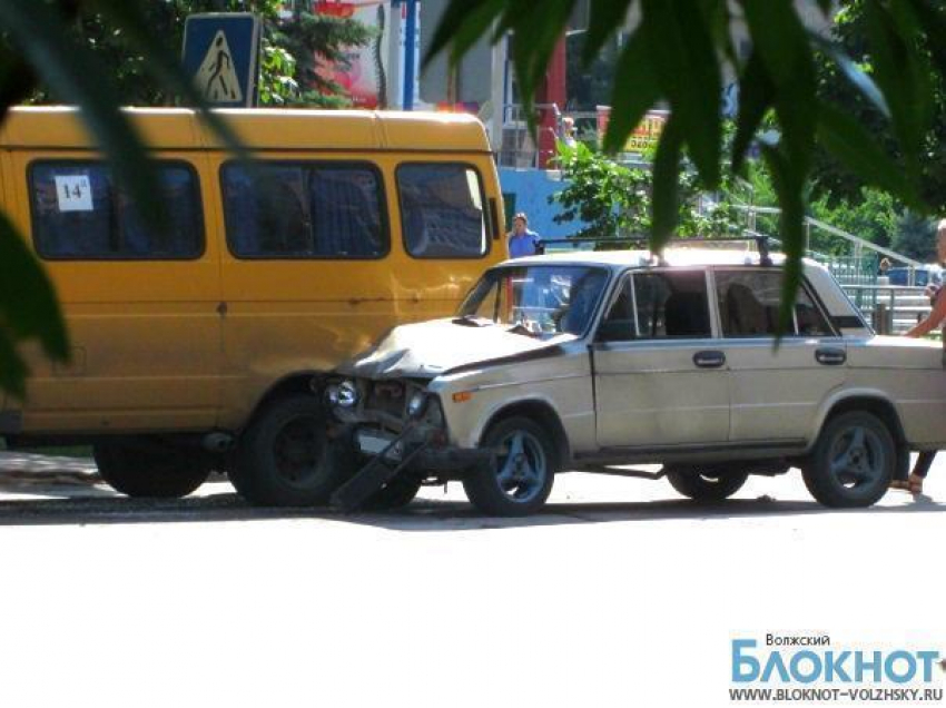 В Волжском утро снова началось с ДТП с участием маршрутного такси