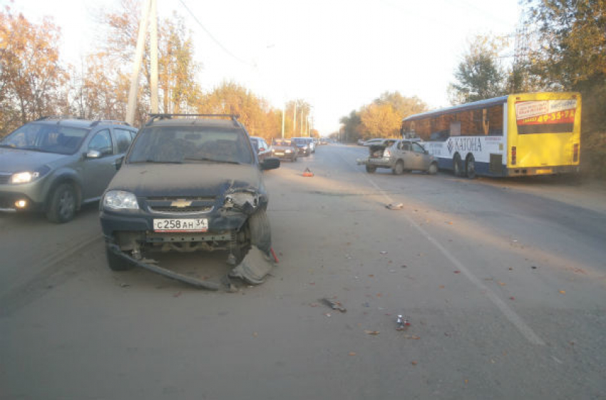 В Волжском пьяный водитель стал причиной тройной аварии