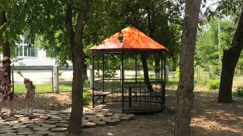 В Волжском в сквере Школьный  появилась новая беседка