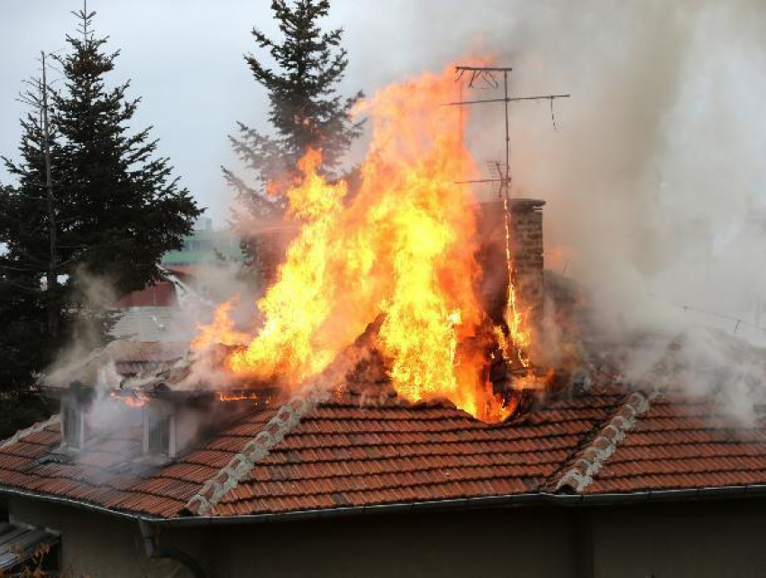 Большую крышу пришлось тушить пожарным в Быковском районе