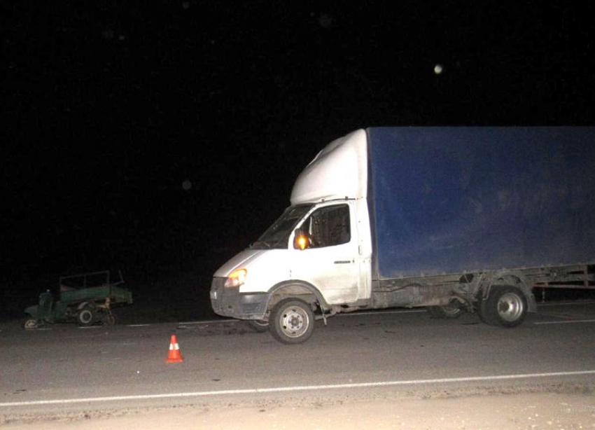 На автодороге «Волгоград-Астрахань» мотороллер столкнулся с грузовиком и «Газелью»