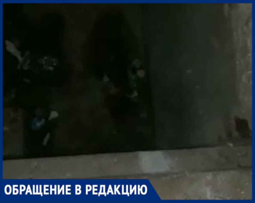 «Живем как в парнике»: волжане показали на видео постоянные протечки в подвале 