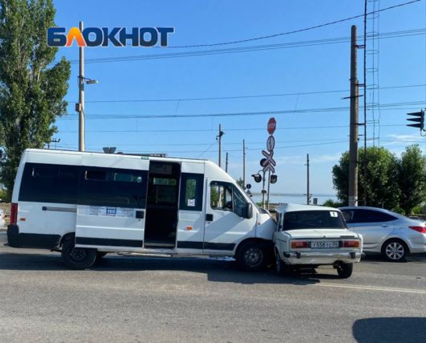 ДТП с рейсовой маршруткой парализовало движение на волжской ГЭС