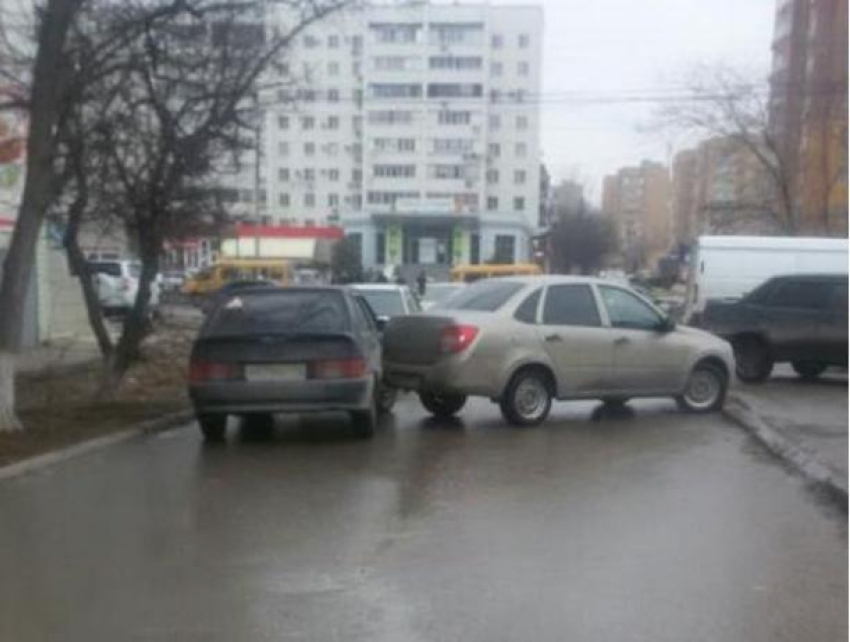 ДТП на внутрекварталке перегородило проезд в Волжском