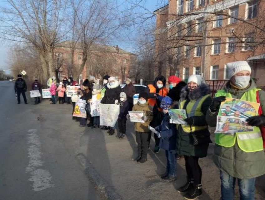 В Волжском школьники напомнили водителям, что они родители