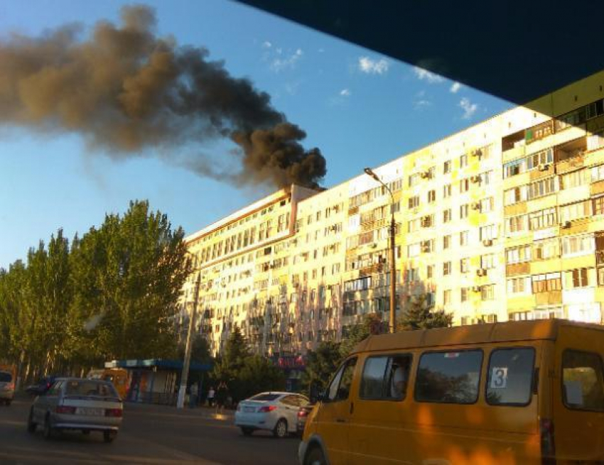 Черный дым от пожара на крыше известного здания напугал волжан