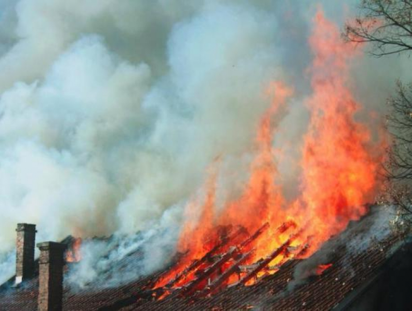 Яркий огонь охватил деревянный дом в Краснослободске