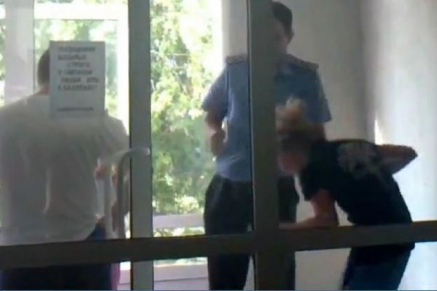 Под Волгоградом полицейский избил подростка