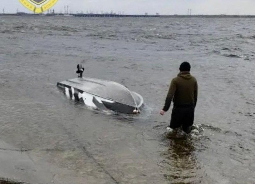 В Волгограде из-за непогоды перевернулось маломерное судно