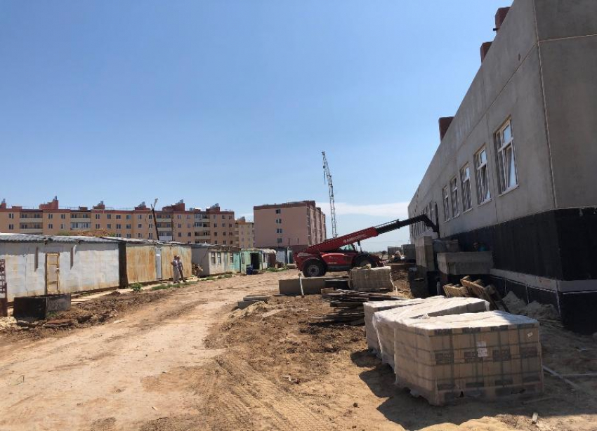 Игорь Воронин проинспектировал строительство нового детского сада в 32А микрорайоне Волжского
