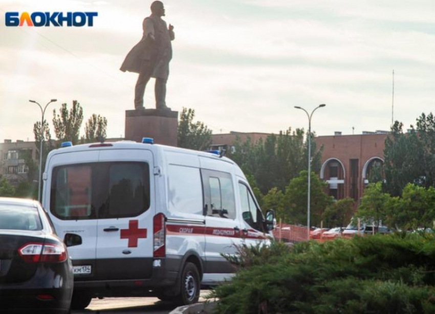 Молодые водители разбились на перекрестке в Волжском: есть раненые