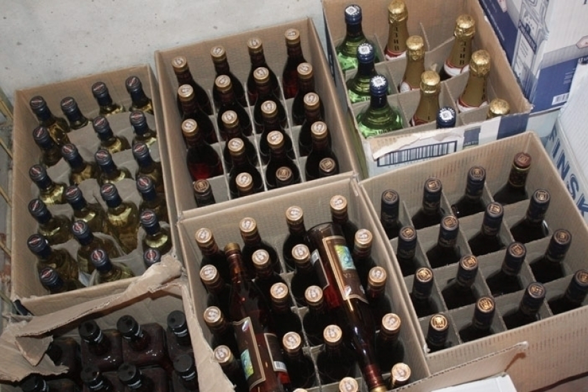 В Волгограде коммерсанты из Осетии пытались продать полицейскому 42 тысячи бутылок паленого алкоголя 
