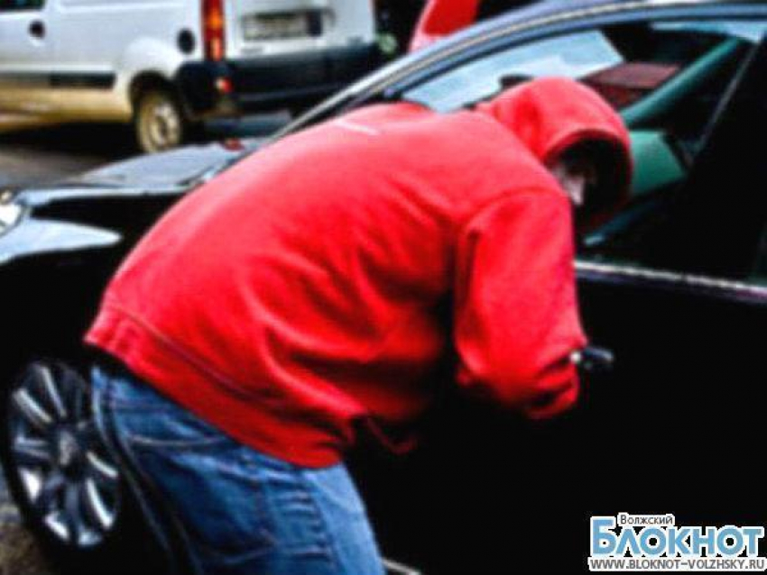 Из машины волжанина украли навигатор и аккумулятор