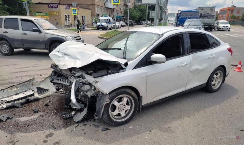 Два авто столкнулись на перекрестке в Волгограде: авария попала на видео
